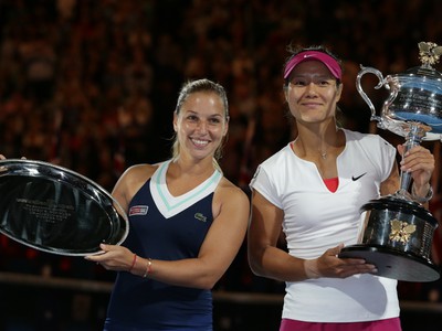 Dominika Cibulková a Na Li so svojimi trofejami 