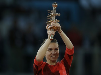 Simona Halepová s trofejou pre víťazku