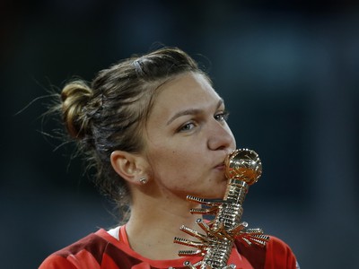 Simona Halepová s víťaznou trofejou