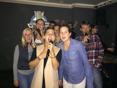 Fedcupový tím to rozbalil v karaoke bare
