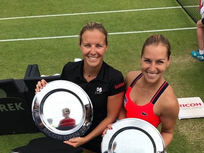 Kirsten Flipkensová a Dominika Cibulková s trofejou