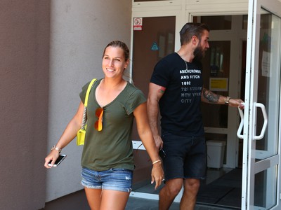 Dominika Cibulková na odchode zo Sport Clinic v Bratislave v sprievode manžela Michala Navaru