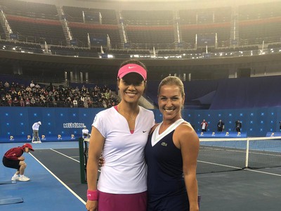 Dominika Cibulková sa opäť objavila na kurte s Na Li. Išlo o nakrúcanie celovečerného filmu o čínskej tenistke.