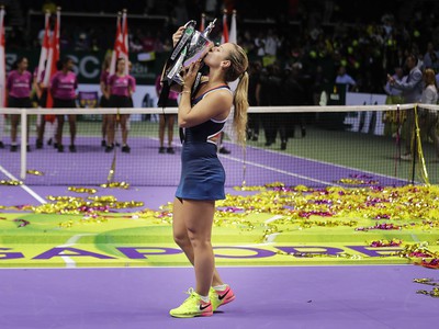 Dominika Cibulková pózuje s trofejou 