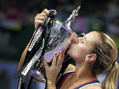 Dominika Cibulková s trofejou