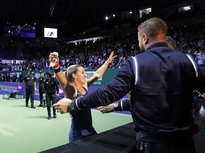 Slovenská tenistka Dominika Cibulková uteká za svojím manželom Michalom Navarom a kondičným trénerom a fyzioterapeutom Jozefom Ivankom