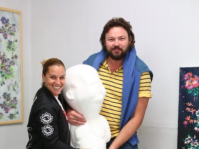 Dominika Cibulková so svojím Pičusom a umelec Viktor Frešo