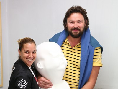 Dominika Cibulková so svojím Pičusom a umelec Viktor Frešo