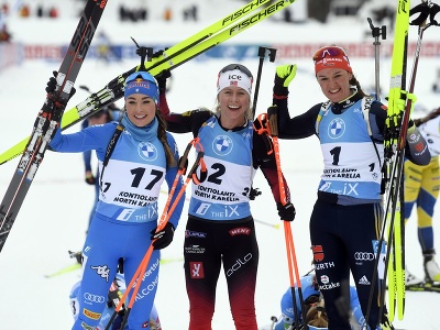 Nórska biatlonistka Tiril Eckhoffová (uprostred) sa teší po triumfe v stíhacích pretekoch žien na 10 km Svetového pohára v biatlone vo fínskom Kontiolahti v nedeľu 6. marca 2022. Druhá skončila Talianka Dorothea Wiererová (vľavo) a tretia Nemka Denise Herrmannová (vpravo
