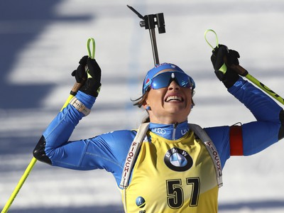Dorothea Wiererová sa raduje z druhého zlata na MS v biatlone