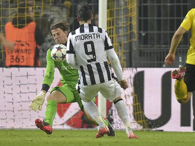Morata a brankár Dortmundu Roman Weidenfeller