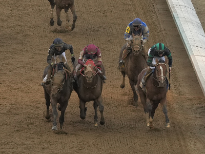 Brian Hernandez Jr. závodí na koňovi s menom Mystik Dan - v strede, červená farba