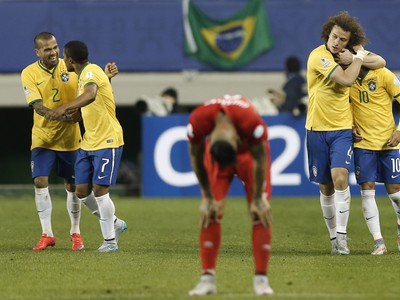 Brazíliu zachránil proti Peru v závere Douglas Costa