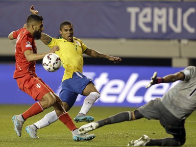 Brazíliu zachránil proti Peru v závere Douglas Costa