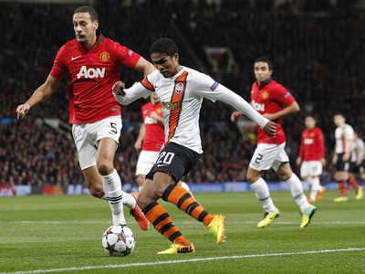 Douglas Costa a Rio Ferdinand