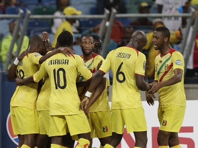 Futbalisti Mali oslavujú gól