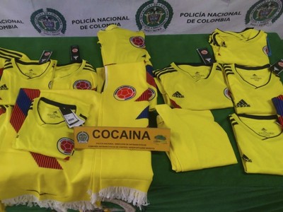 Kolumbijské úrady zadržali na medzinárodnom letisku v Bogote štrnásť replík dresov kolumbijského národného tímu, ktoré boli napustené piatimi kilami tekutého kokaínu (na snímke).