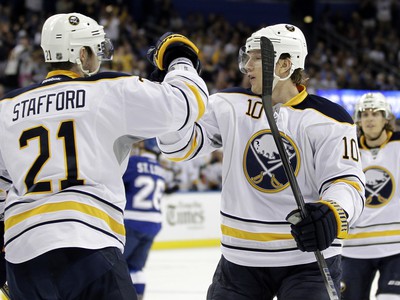 Drew Stafford (21) a