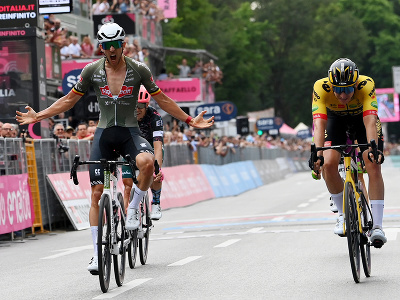 Belgičan Dries De Bondt (vľavo) oslavuje vedľa Taliana Edoarda Affinihovíťzstvo v 18.etape Giro D'Italia