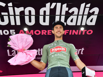 Belgium's Dries De Bondt oslavuje na pódium po víťazstve v osemnástej etape Giro D'Italia