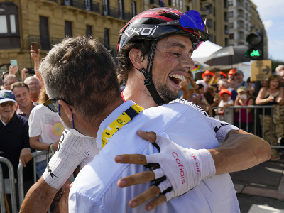 Francúzsky cyklista Victor Lafay z tímu Cofidis sa teší po triumfe v druhej etape prestížnych cyklistických pretekov Tour de France (TdF) v San Sebastiane 