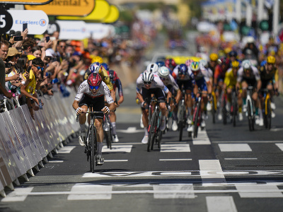 Francúzsky cyklista Victor Lafay z tímu Cofidis víťazí v druhej etape prestížnych cyklistických pretekov Tour de France (TdF) v San Sebastiane 