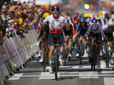 Francúzsky cyklista Victor Lafay z tímu Cofidis sa teší po triumfe v druhej etape prestížnych cyklistických pretekov Tour de France (TdF) v San Sebastiane 