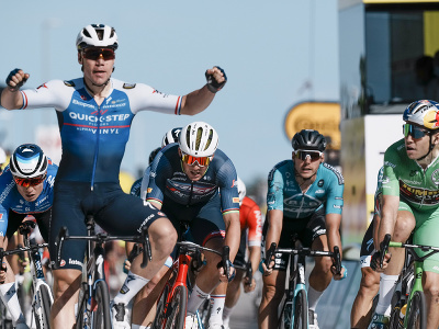 Fabio Jakobsen a jeho víťazné oslavy v cieli druhej etapy Tour de France