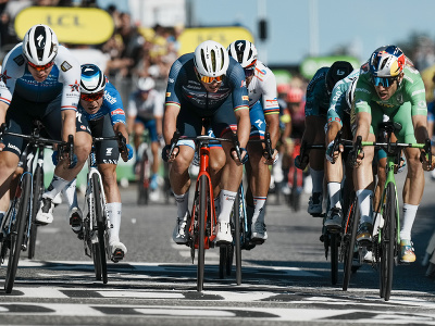 Fabio Jakobsen, Wout Van Aert a Mads Pedersen v záverečnom súboji druhej etapy Tour