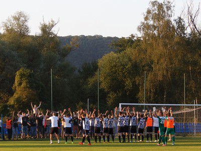 Futbalisti Petržalky oslavujú s fanúšikmi svoj triumf