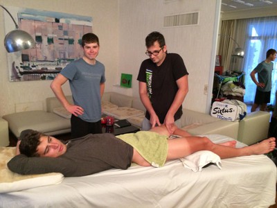 Príprava na Dubaj, Peter Sagan dostáva masáž od člena tímu Maroša, vedľa neho Saganov brat Juraj