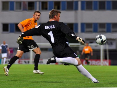 Brankár Pavol Bajza vykopáva loptu