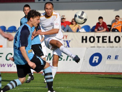 Hráč MFK Dubnica nad Váhom Tomáš Bruško (vpravo) strieľa loptu cez hráča FC Nitra Miloša Šimončiča