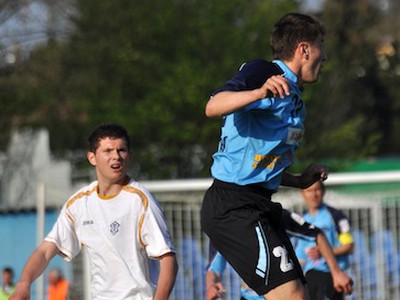 Súboj o loptu medzi hráčom MFK Dubnica nad Váhom Jurajom Vavríkom (vľavo) a hráčom FC Nitra Jánom Leškom