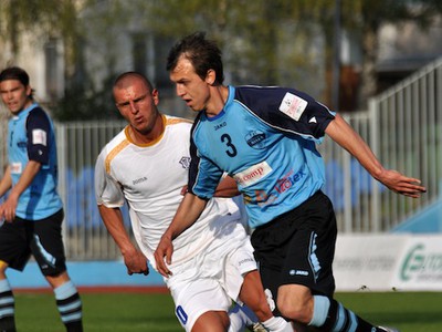 Súboj o loptu medzi hráčom MFK Dubnica nad Váhom Michalom Filom (vľavo) a hráčom FC Nitra Martinom Tóthom