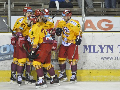 Hráči Dukly Trenčín sa radujú z gólu počas zápasu 24. kola hokejovej Tipsport ligy