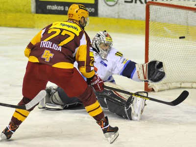 Zľava: Tomáš Troliga z Dukla Trenčín a Jakub Čech z MHC Mountfield