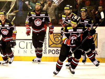 Hráči z HC ‘05 Banská Bystrica po strelení úvodného gólu
