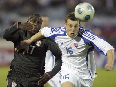 Altidore sa snaží utiecť Ďuricovi