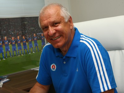 Šéf realizačného tímu Slovana a kouč hráčov Dušan Galis vo svojej pracovni