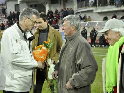 Dušan Guláš gratuluje Jozefovi Adamcovi a Jozefovi Štibránymu 