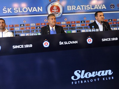 Zľava: Zástupca hráčov Dušan Perniš, tréner Jozef Chovanec a riaditeľ klubu Dušan Tittel 