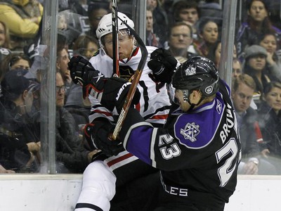 Brian Campbell v tvrdom súboji s Dustinom Brownom 