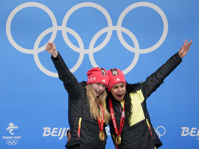 Laura Nolteová a Deborah Leviová oslavujú zlato v dvojboboch