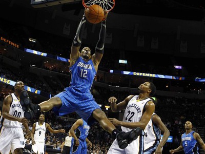 Dwight Howard z Orlanda si vychutnáva efektný smeč