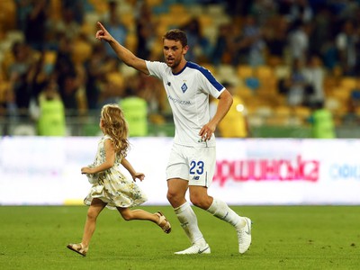 Josip Pivarić s deťmi oslavuje výhru Dynama Kyjev