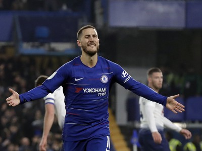 Hráč Chelsea Eden Hazard oslavuje gól