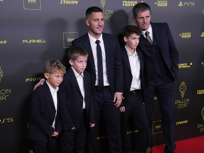 Na snímke uprostred belgický bývalý futbalista Eden Hazard so synmi a vpravo s otcom Thierrym prichádzajú na 67. slávnostné odovzdávanie futbalových cien Ballon d'Or
