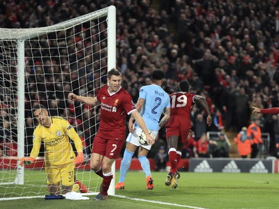 Hráč Liverpoolu Sadio Mané (uprostred) oslavuje tretí gól cez brankára Manchesteru City Edersona (vľavo)