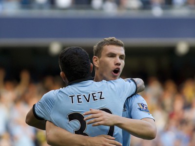 Oslavujúci Edin Džeko a Carlos Tevez